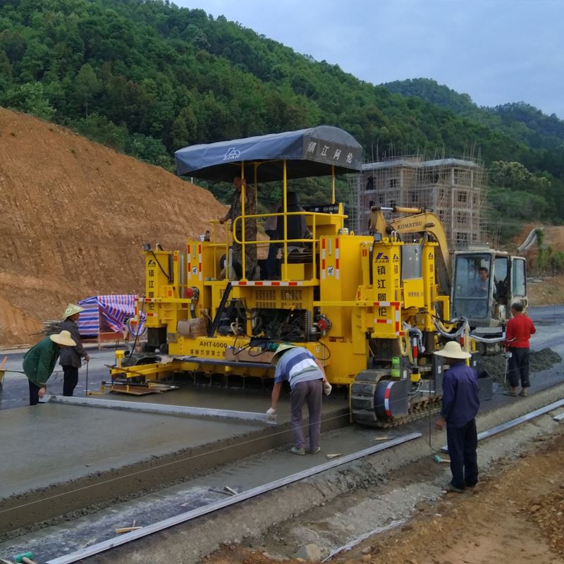 Construction avec le finisseur à coffrage glissant ZJAR dans le nord de la Chine