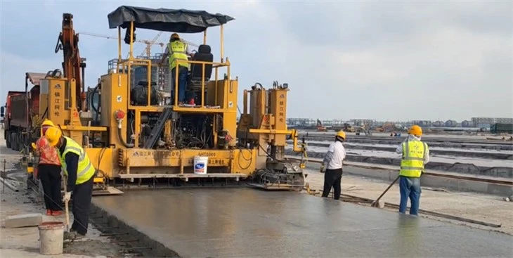 Machines à coffrage glissant pour chaussées carrées et aéroportuaires